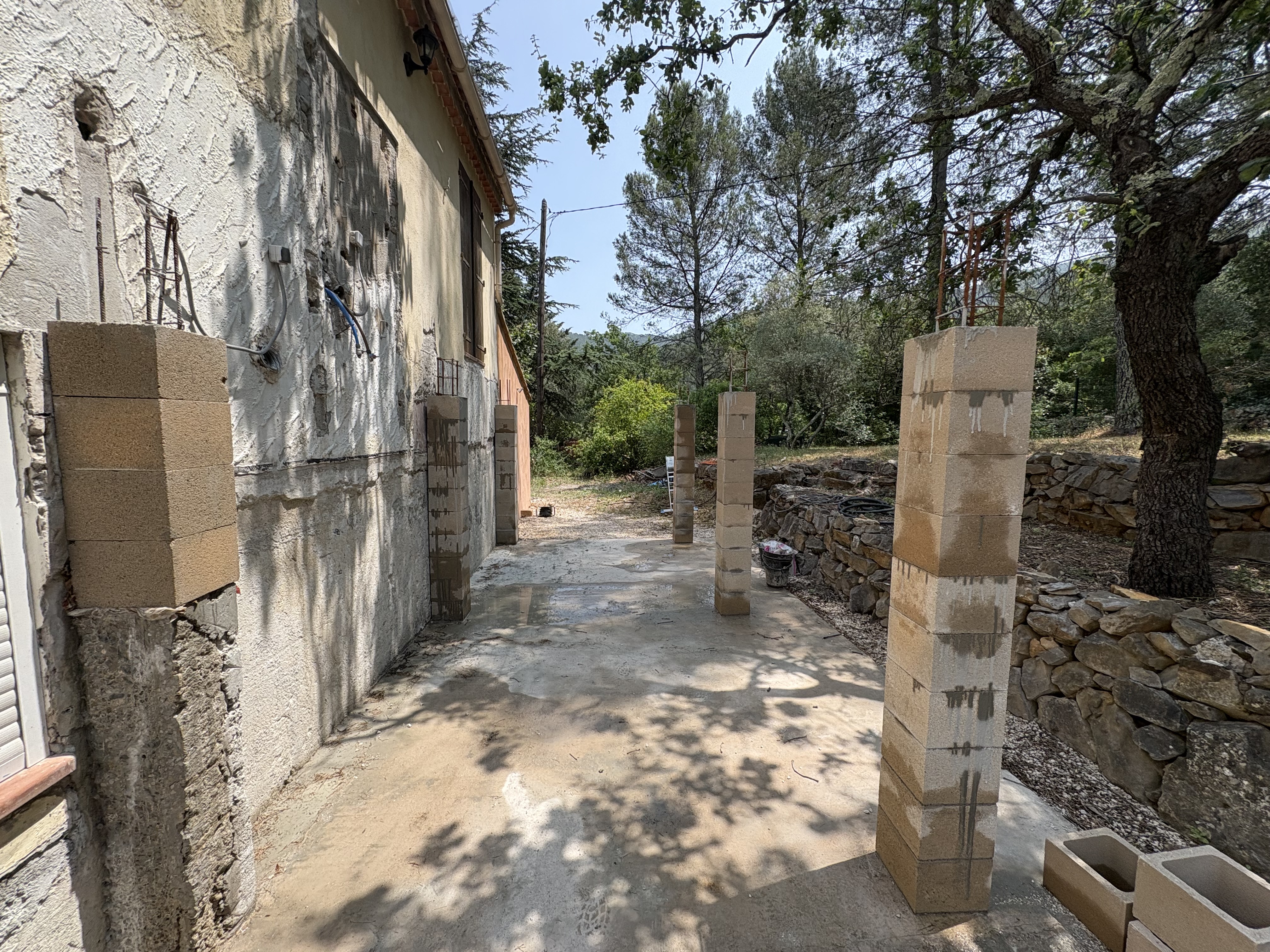 Terrasse sur poteaux en hauteur en cours